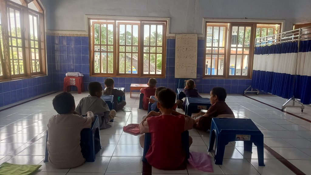 Bantu Hadirkan Papan Tulis untuk Belajar Al-Qur’an - 1