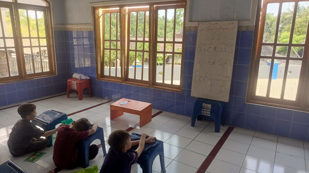 Bantu Hadirkan Papan Tulis untuk Belajar Al-Qur’an - 3