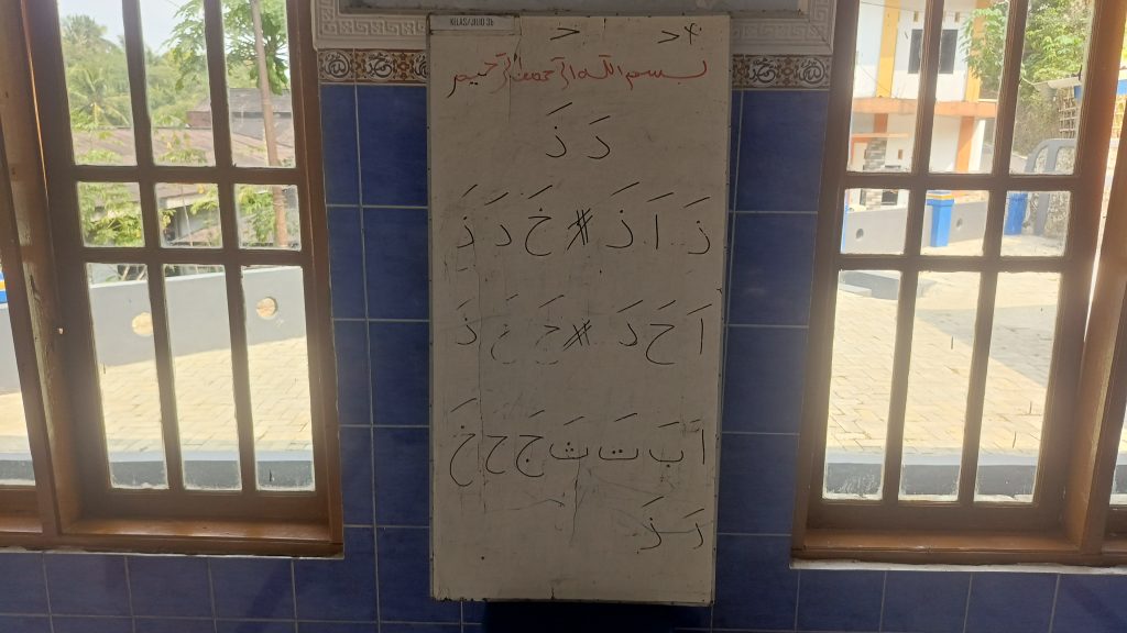 Bantu Hadirkan Papan Tulis untuk Belajar Al-Qur’an - 4